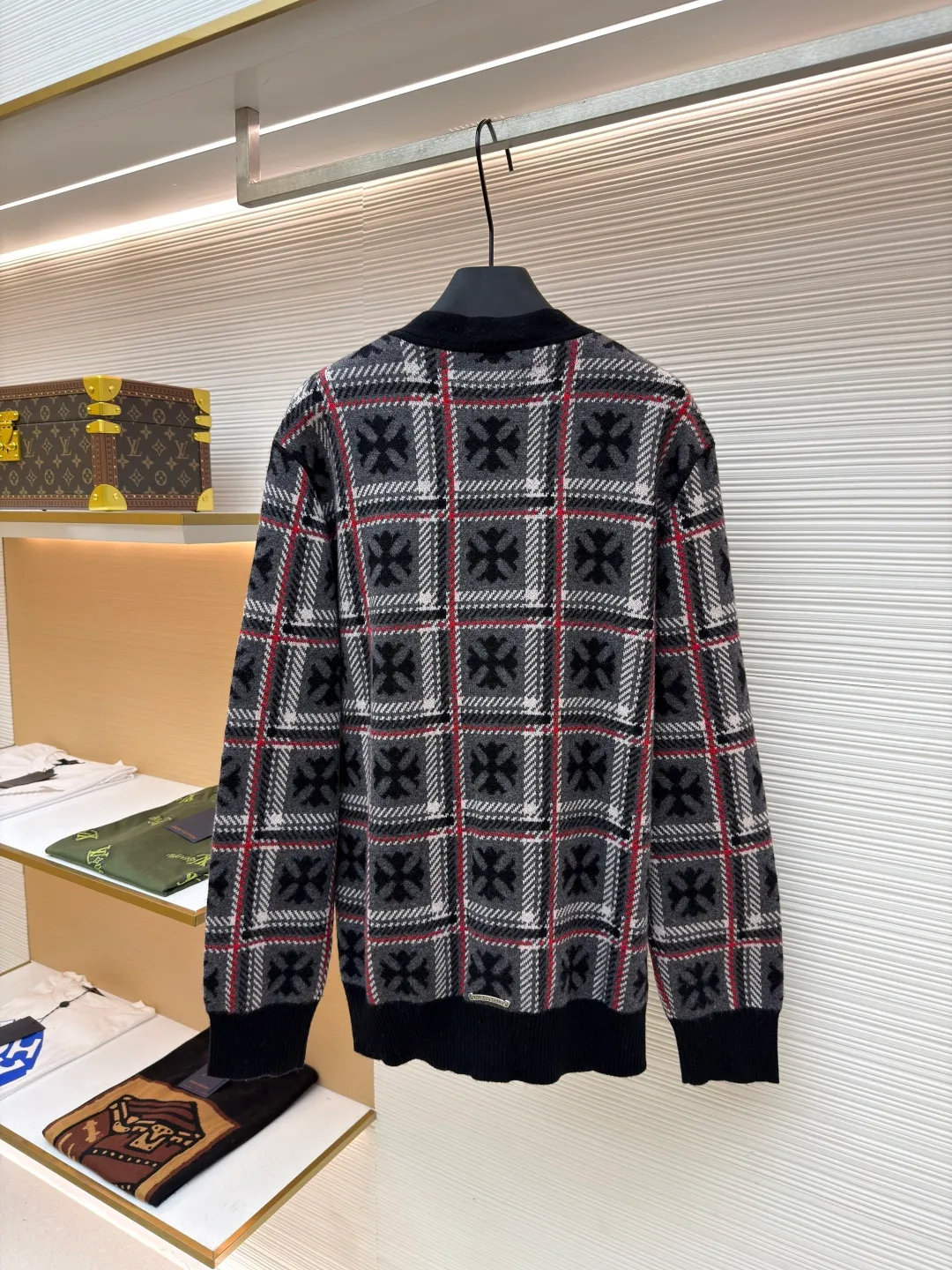 Chrome Hearts cross jacquard cashmere knitted cardigan ●Item number: 1681021-B25 ●Material: wool blended fabric ●Technology: knitted jacquard production ●Version: loose fit ●Weight: about 715 grams ●Size: S-M-L ●Description: The custom-made yarn is made of 55% wool + 30% cashmere + 15% nylon blended material. Customized leather collar label. Customized mold opening accessories and silver jewelry. (It takes an average of 220 minutes to weave ready-made clothes on imported looms. It is 4.5 times that of ordinary clothes). (emphasis added) ! ! ! Four pieces. Four patterns. Each side is different.) (Platform alignment) (Shoulder sleeve alignment) (Pocket alignment) with air cooler shaping + hand-sealed labels. Same style for men and women. The workmanship details are very good. Large quantities will be shipped out on the same day. The overall wiring is straight and delicate, the fabric is comfortable and soft, and the color is consistent without color difference. It can be matched with the same style to create a fashionable look and control various occasions. Customized accessories, complete with three standards, same style for men and women!